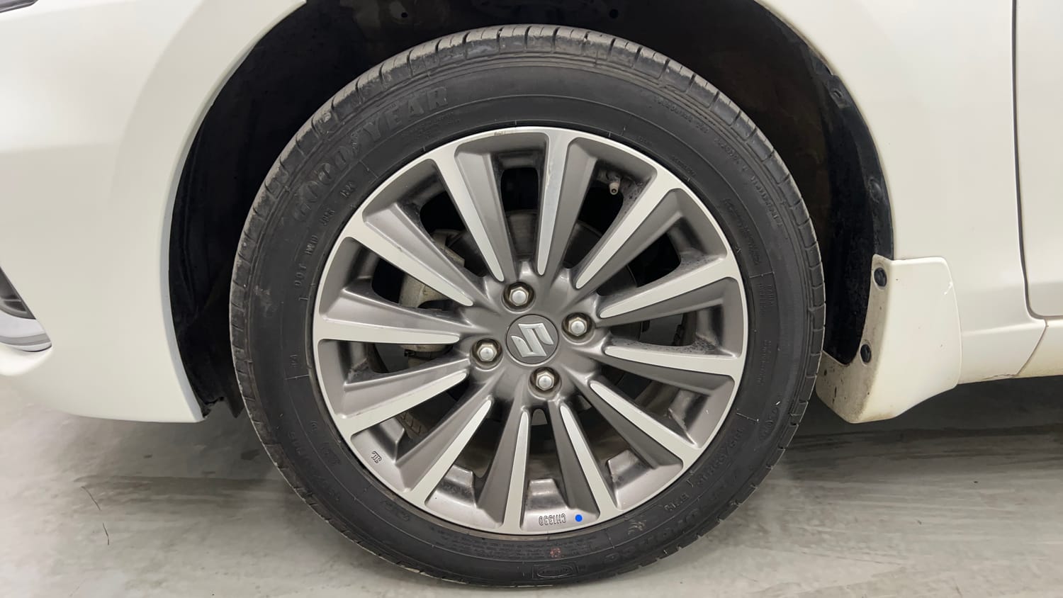 Used 2025 Maruti Suzuki Ciaz Alpha 1.5 AT Petrol Automatic tyres LEFT FRONT TYRE RIM VIEW
