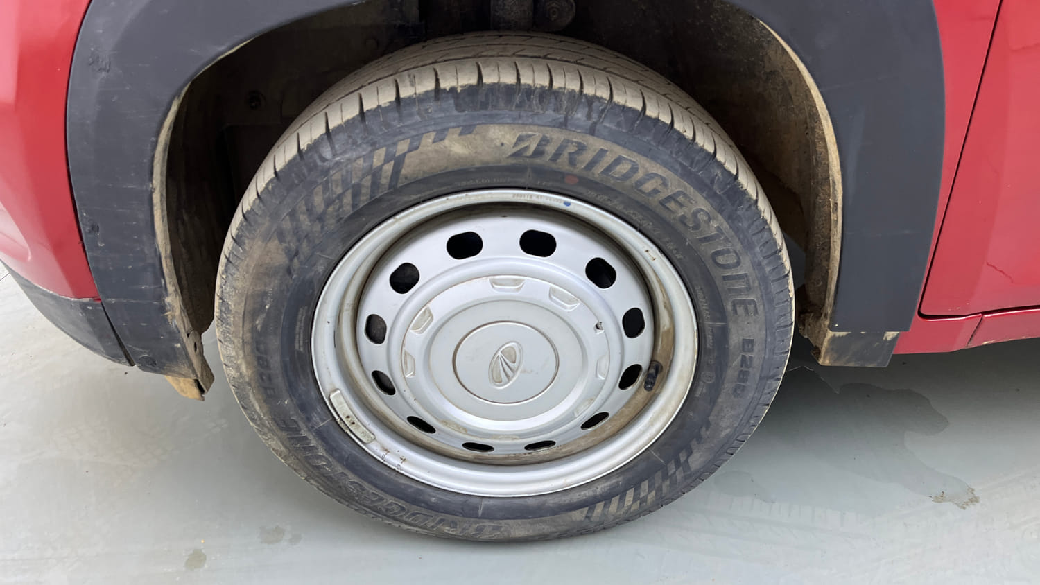 Used 2018 Mahindra KUV100 NXT K2 6 STR Petrol Manual tyres LEFT FRONT TYRE RIM VIEW