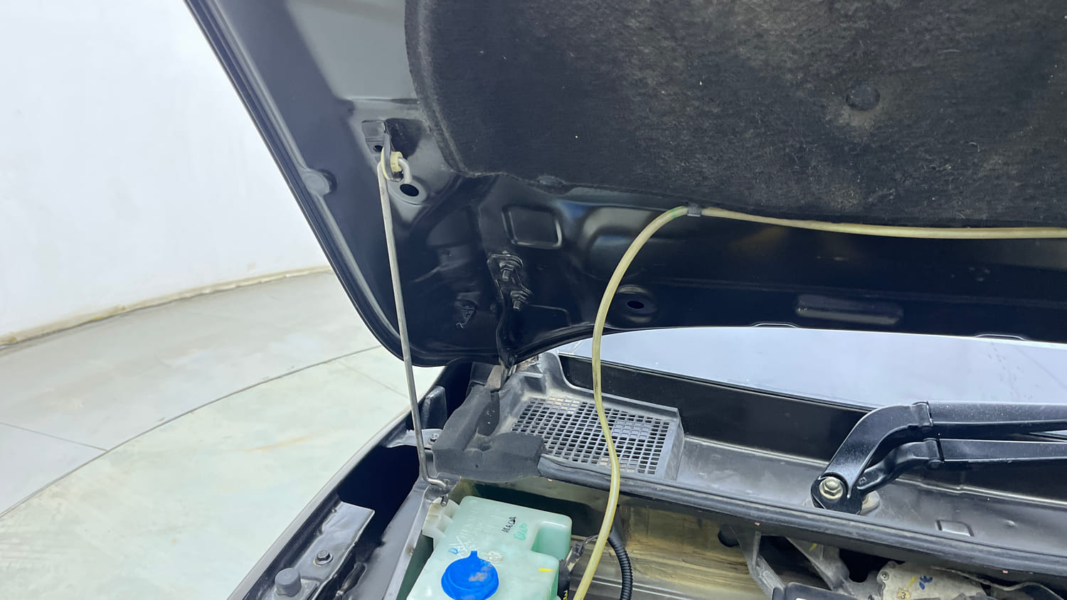 Used 2018 Renault Kwid RXT Opt Petrol Manual engine ENGINE RIGHT SIDE HINGE & APRON VIEW