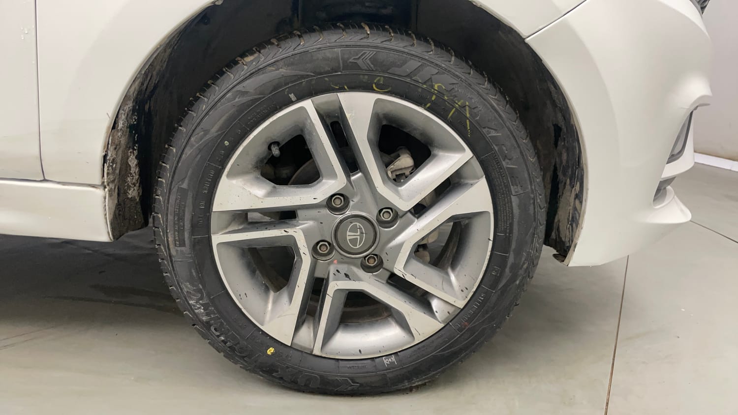 Used 2022 Tata Tigor XZA Plus Petrol Automatic tyres RIGHT FRONT TYRE RIM VIEW