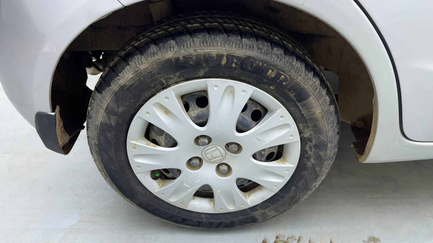 Used 2014 Honda Brio S MT Petrol Manual tyres RIGHT REAR TYRE RIM VIEW