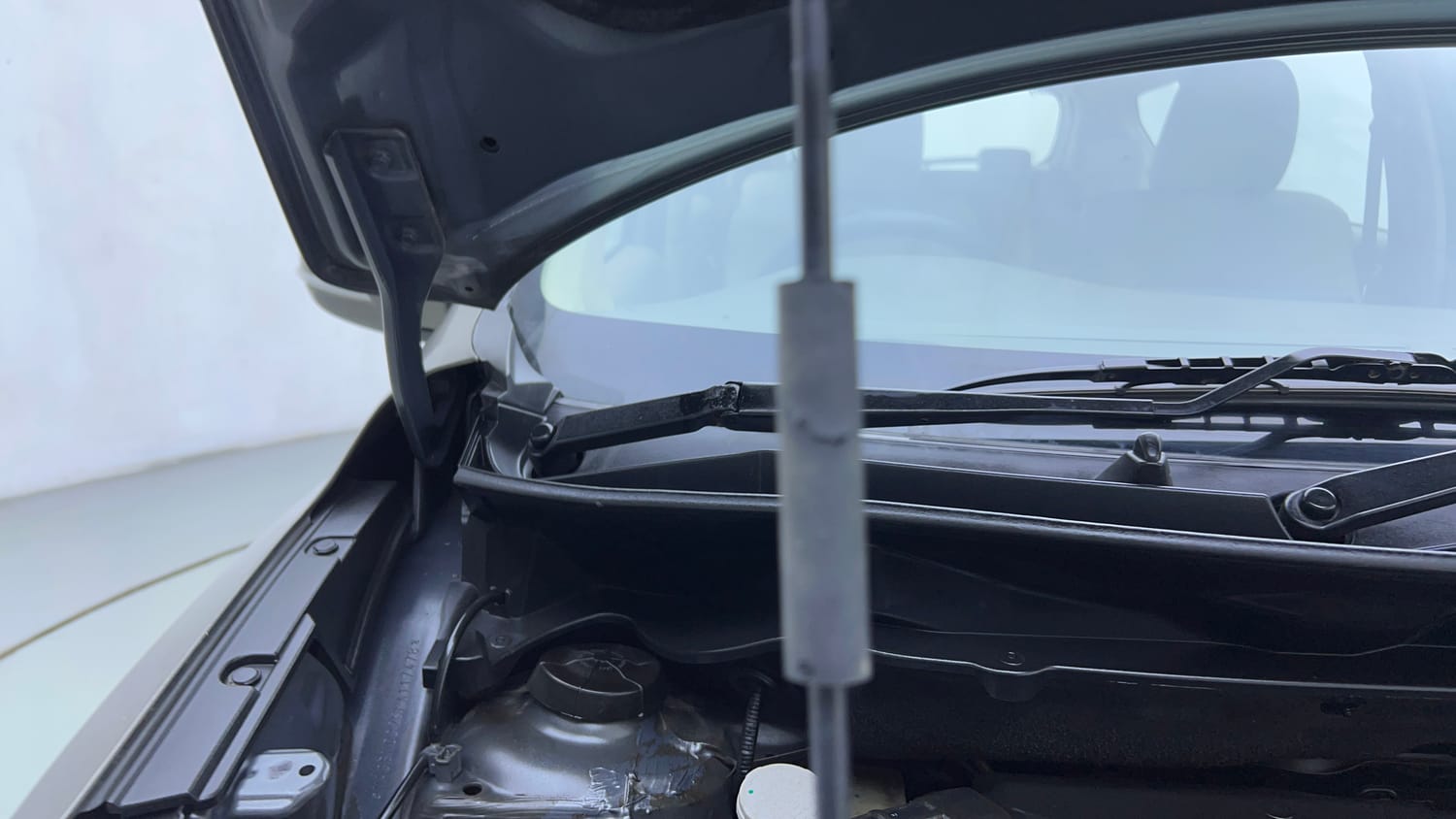 Used 2019 Maruti Suzuki New Ertiga ZXi AT Petrol Automatic engine ENGINE RIGHT SIDE HINGE & APRON VIEW