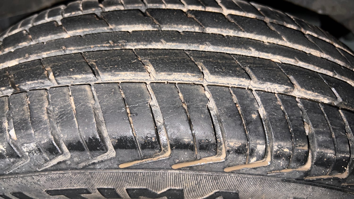Used 2016 Renault Kwid RXL Petrol Manual tyres LEFT REAR TYRE TREAD VIEW