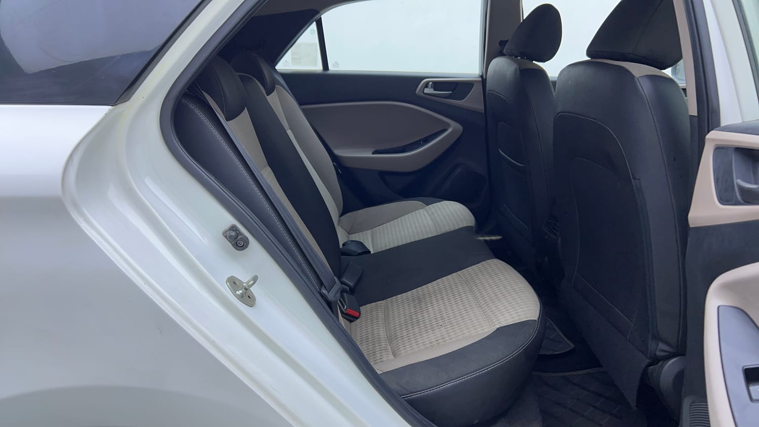 Used 2019 Hyundai Elite i20 Magna 1.4 AT Petrol Automatic interior RIGHT SIDE REAR DOOR CABIN VIEW