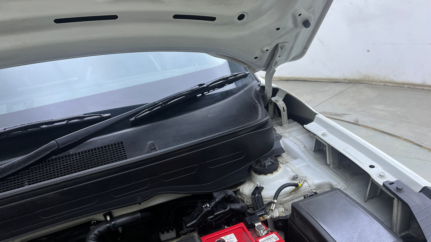 Used 2023 Hyundai Venue SX 1.2 Petrol Petrol Manual engine ENGINE LEFT SIDE HINGE & APRON VIEW
