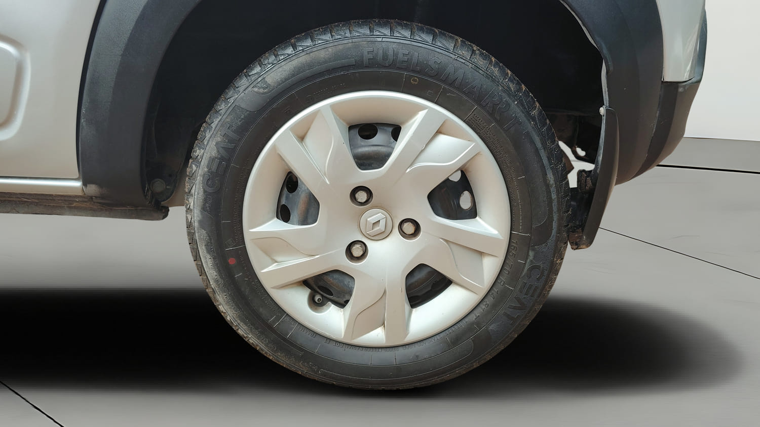 Used 2020 Renault Kwid RXT Petrol Manual tyres LEFT REAR TYRE RIM VIEW