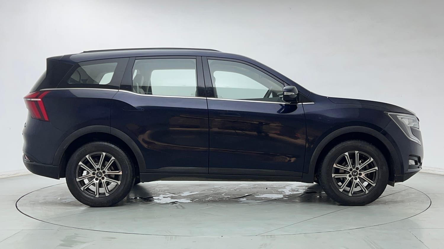 Used 2022 Mahindra XUV700 AX 7 Petrol MT 7 STR Petrol Manual exterior RIGHT SIDE VIEW