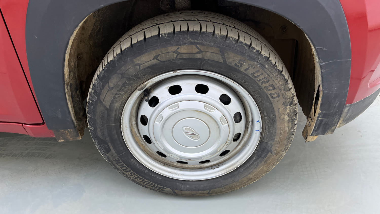 Used 2018 Mahindra KUV100 NXT K2 6 STR Petrol Manual tyres RIGHT FRONT TYRE RIM VIEW