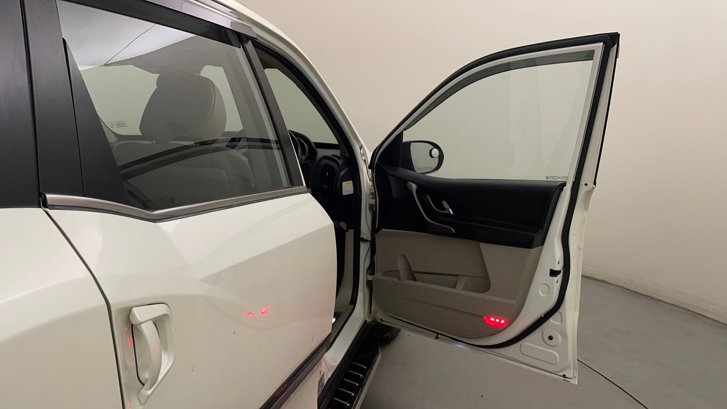 Used 2018 Mahindra XUV500 W10 Diesel Manual interior RIGHT FRONT DOOR OPEN VIEW