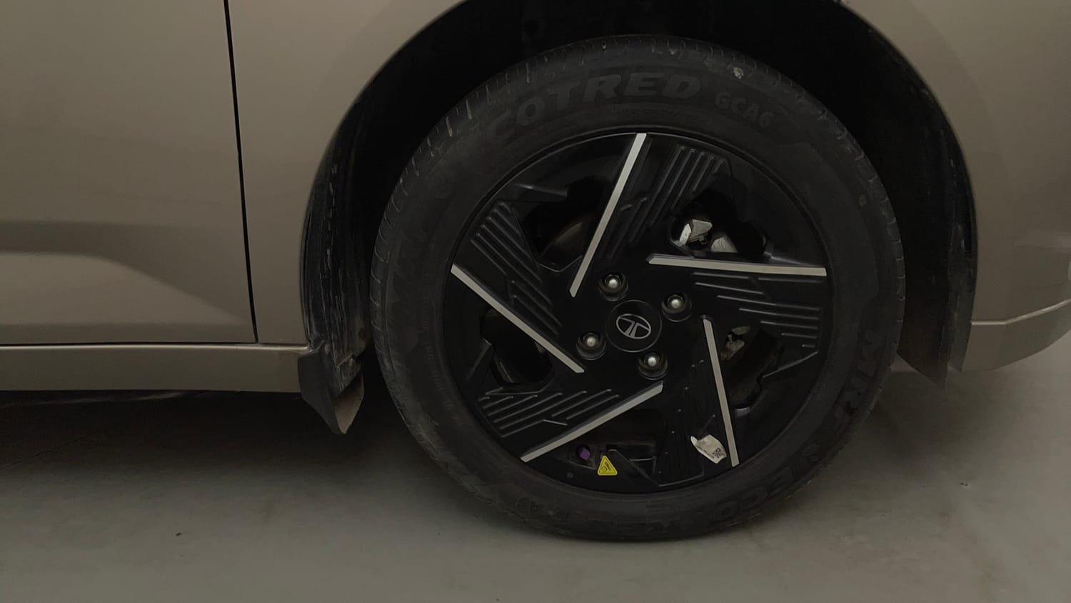 Used 2025 Tata Altroz Accomplished Plus S Petrol 6DCT Petrol Automatic tyres RIGHT FRONT TYRE RIM VIEW