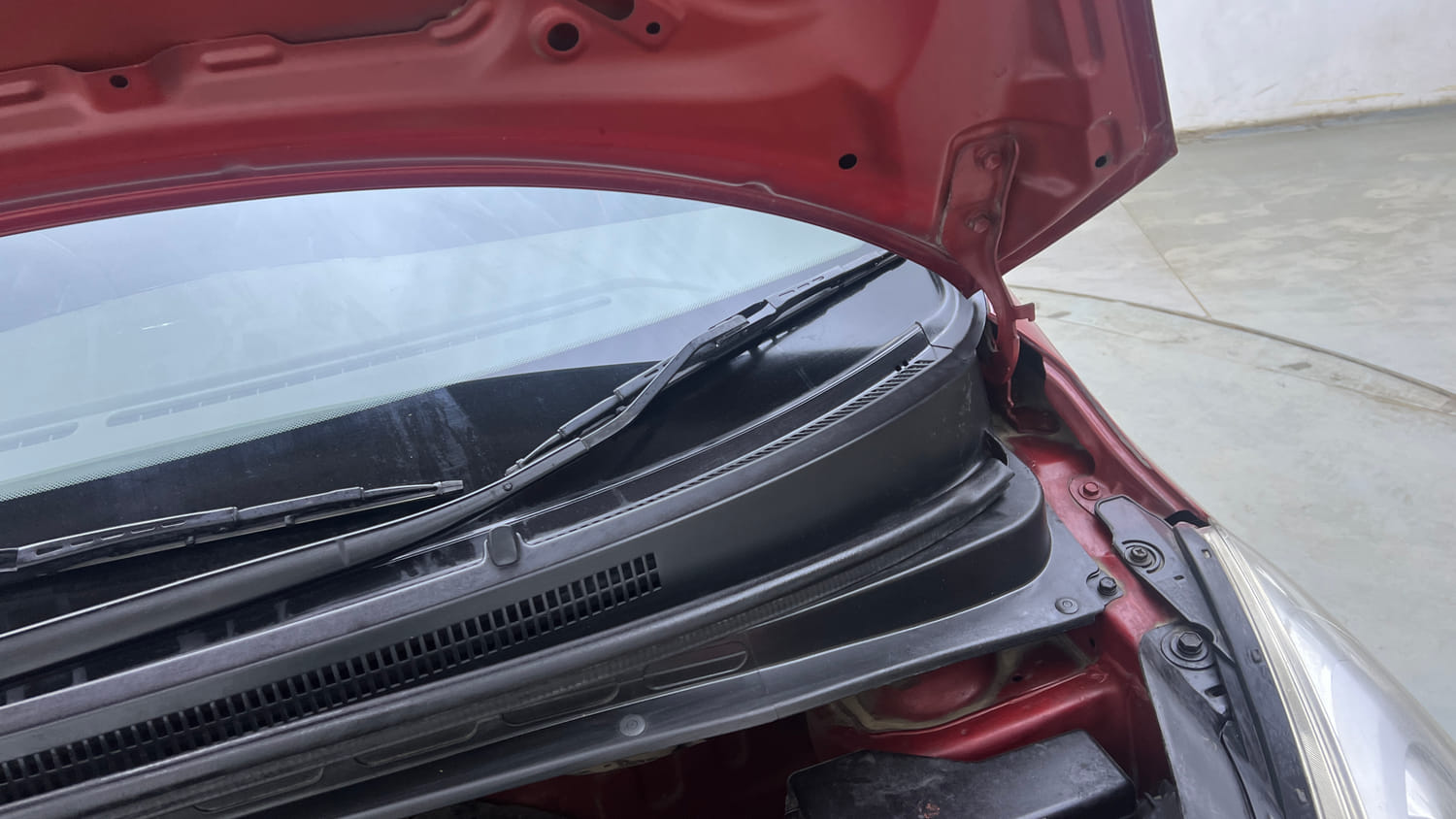 Used 2012 Hyundai i10 Era 1.1 iRDE2 Petrol Manual engine ENGINE LEFT SIDE HINGE & APRON VIEW