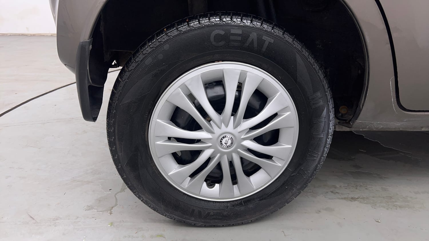 Used 2016 Datsun Redi-GO T Petrol Manual tyres RIGHT REAR TYRE RIM VIEW
