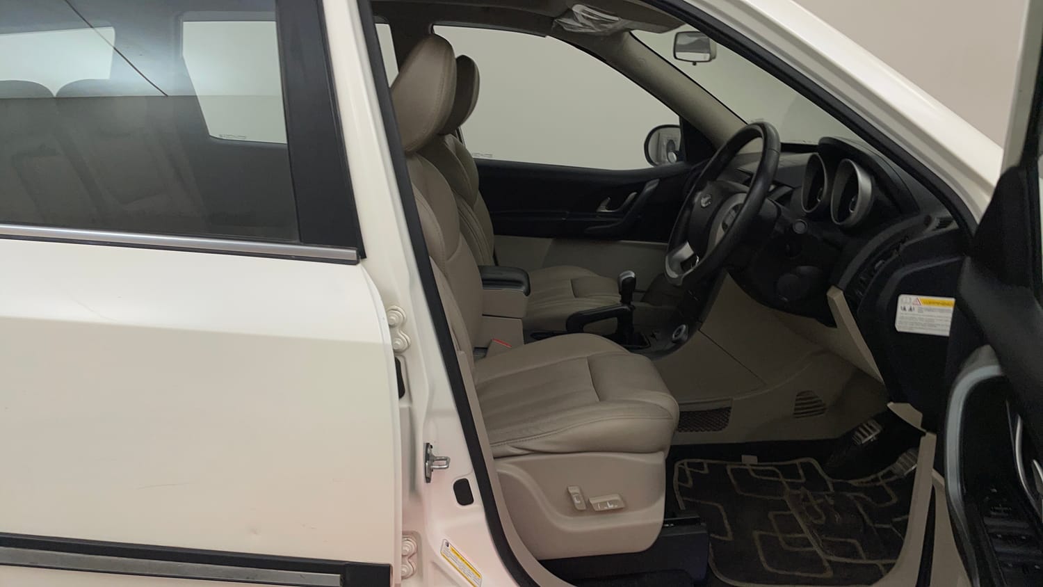 Used 2018 Mahindra XUV500 W10 Diesel Manual interior RIGHT SIDE FRONT DOOR CABIN VIEW