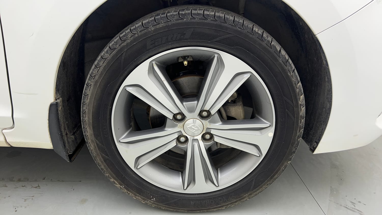Used 2019 Hyundai Verna SX 1.6 VTVT Petrol Manual tyres RIGHT FRONT TYRE RIM VIEW