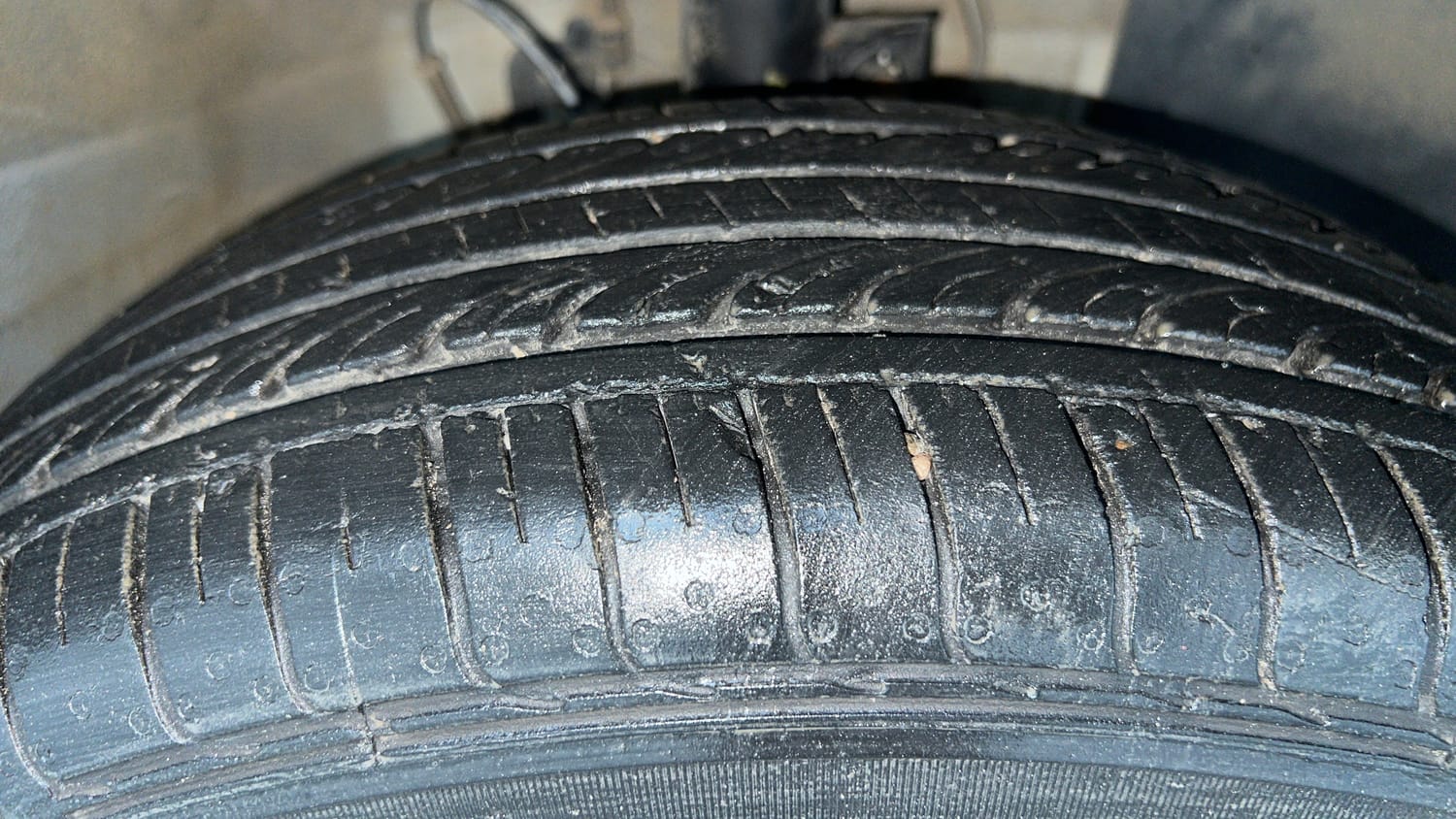 Used 2023 Hyundai Venue S (O) 1.2 Petrol Petrol Manual tyres RIGHT FRONT TYRE TREAD VIEW