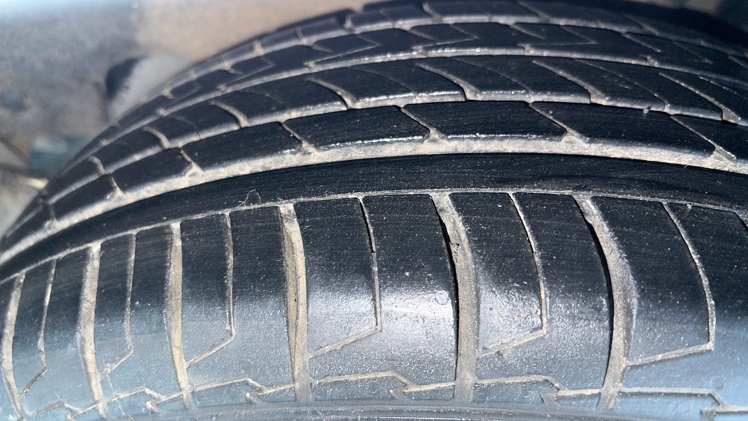 Used 2016 Maruti Suzuki Baleno Zeta 1.2 AT Petrol Automatic tyres LEFT REAR TYRE TREAD VIEW