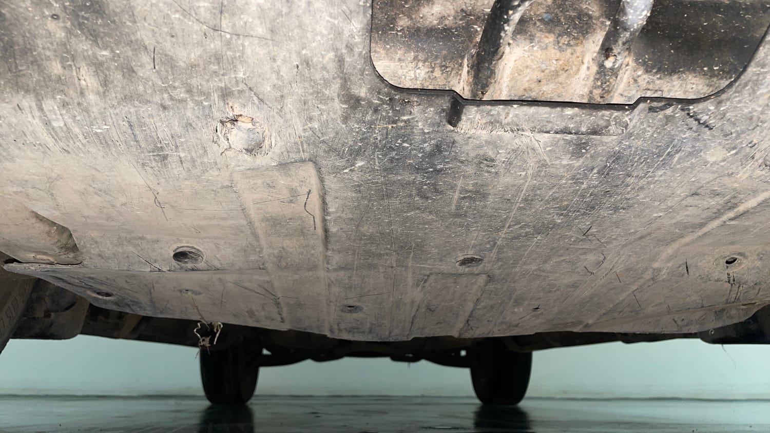 Used 2018 Mahindra XUV500 W10 Diesel Manual extra FRONT LEFT UNDERBODY VIEW