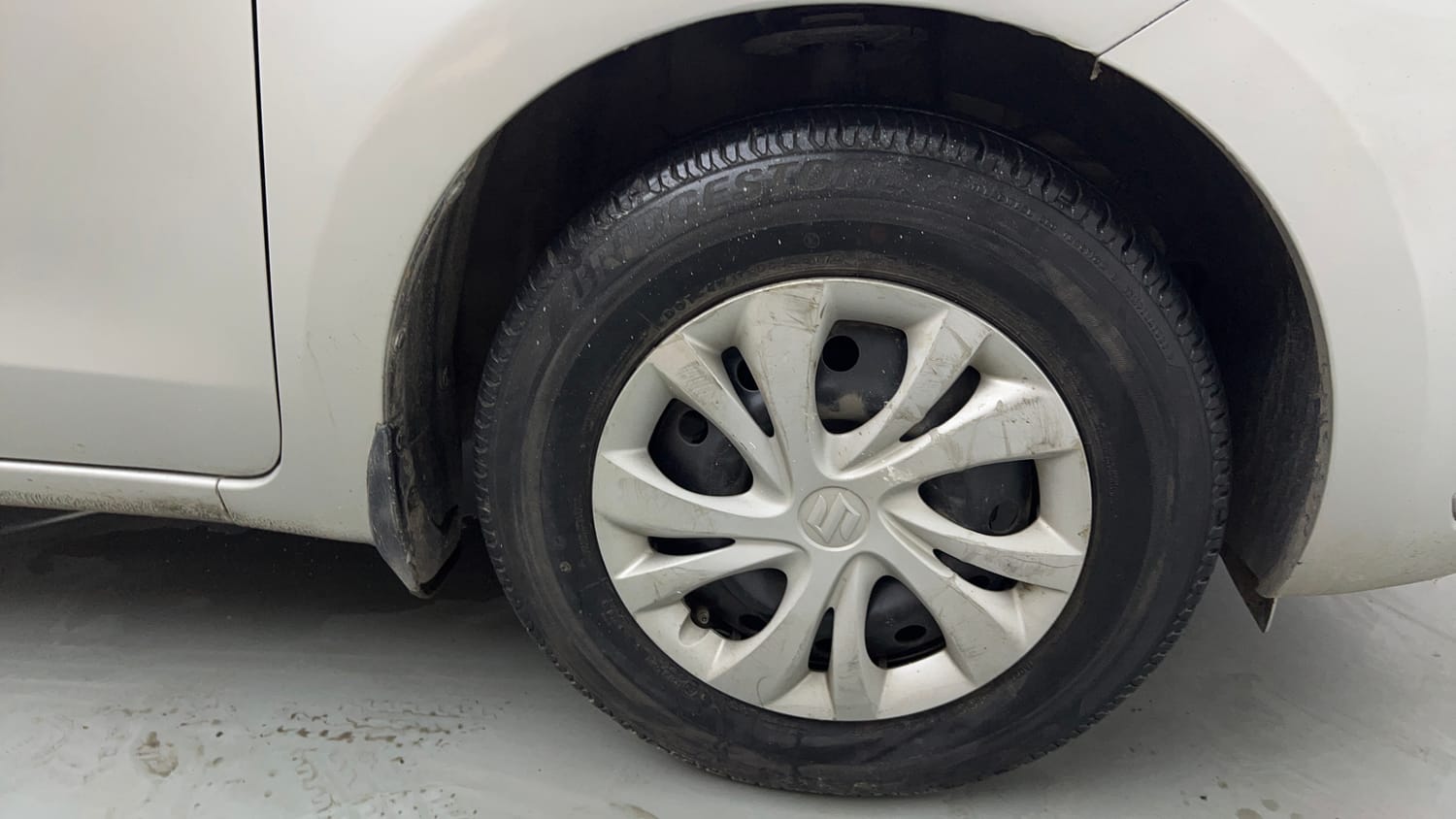 Used 2017 Maruti Suzuki Dzire VXi AMT Petrol Automatic tyres RIGHT FRONT TYRE RIM VIEW