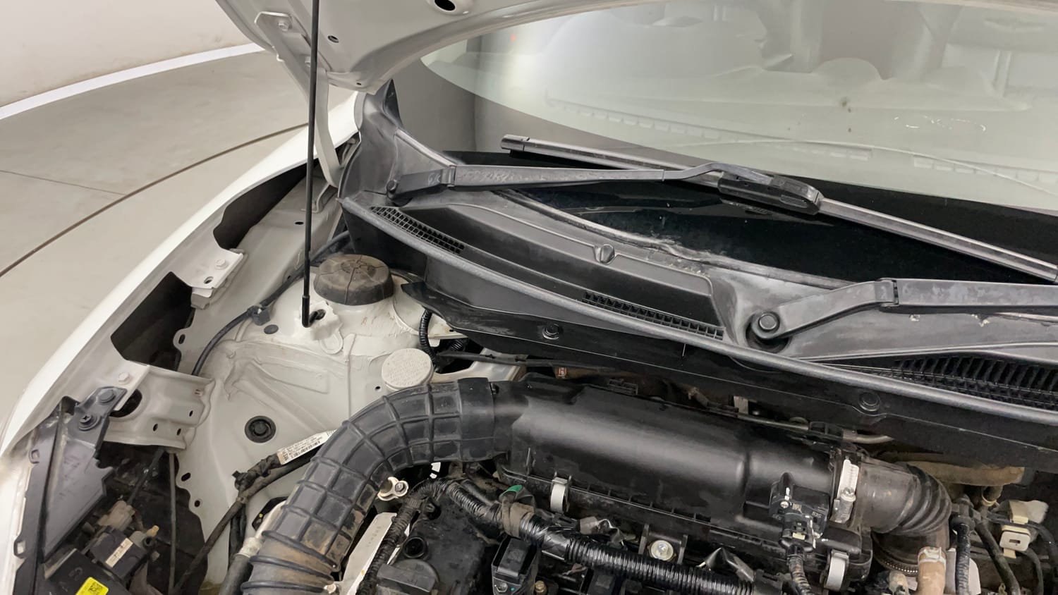 Used 2023 Maruti Suzuki Swift VXi Petrol Manual engine ENGINE RIGHT SIDE HINGE & APRON VIEW