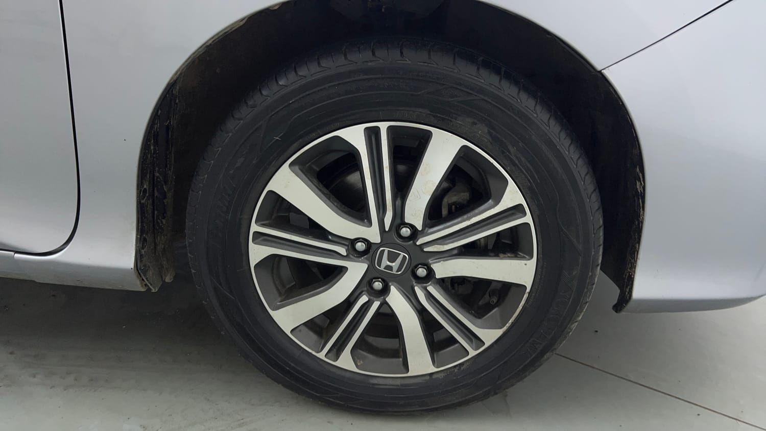Used 2019 Honda City V Petrol Petrol Manual tyres RIGHT FRONT TYRE RIM VIEW
