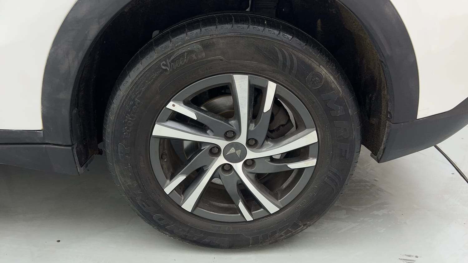 Used 2022 Mahindra XUV700 AX 5 Petrol AT 5 STR Petrol Automatic tyres LEFT REAR TYRE RIM VIEW