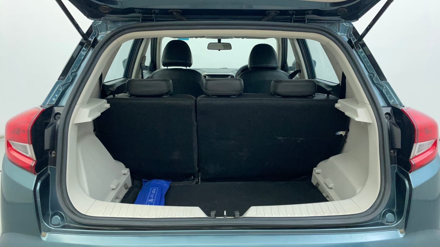 Used 2021 Mahindra XUV 300 W6 1.2 Petrol Petrol Manual interior DICKY INSIDE VIEW