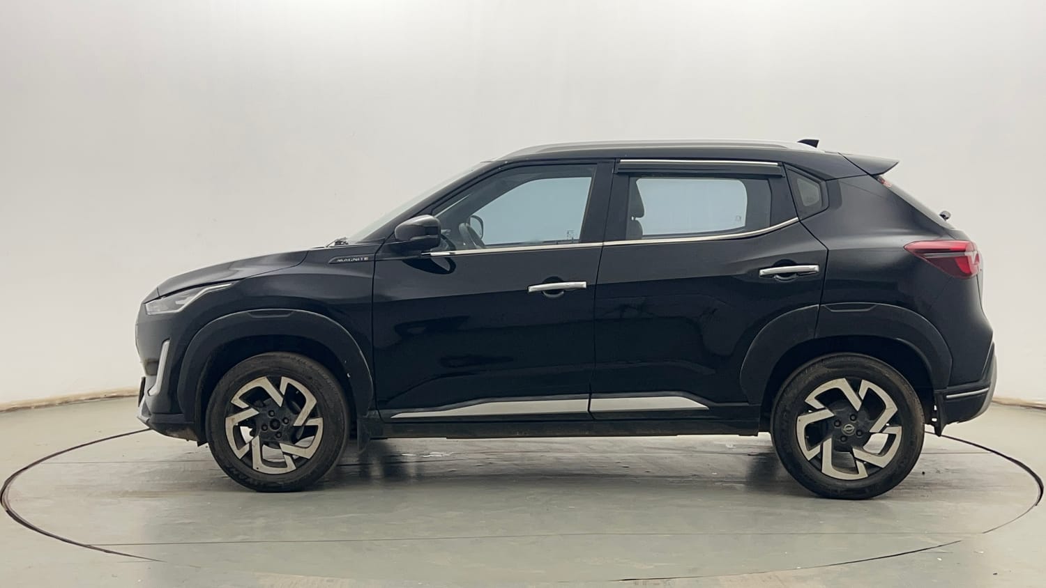Used 2022 Nissan Magnite XV Petrol Manual exterior LEFT SIDE VIEW