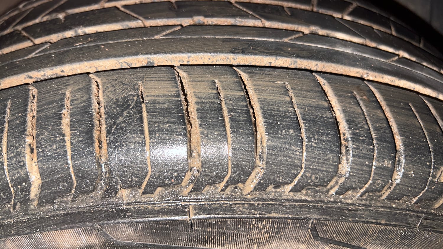 Used 2024 Hyundai New i20 Asta (O) 1.2 IVT Petrol Automatic tyres RIGHT FRONT TYRE TREAD VIEW