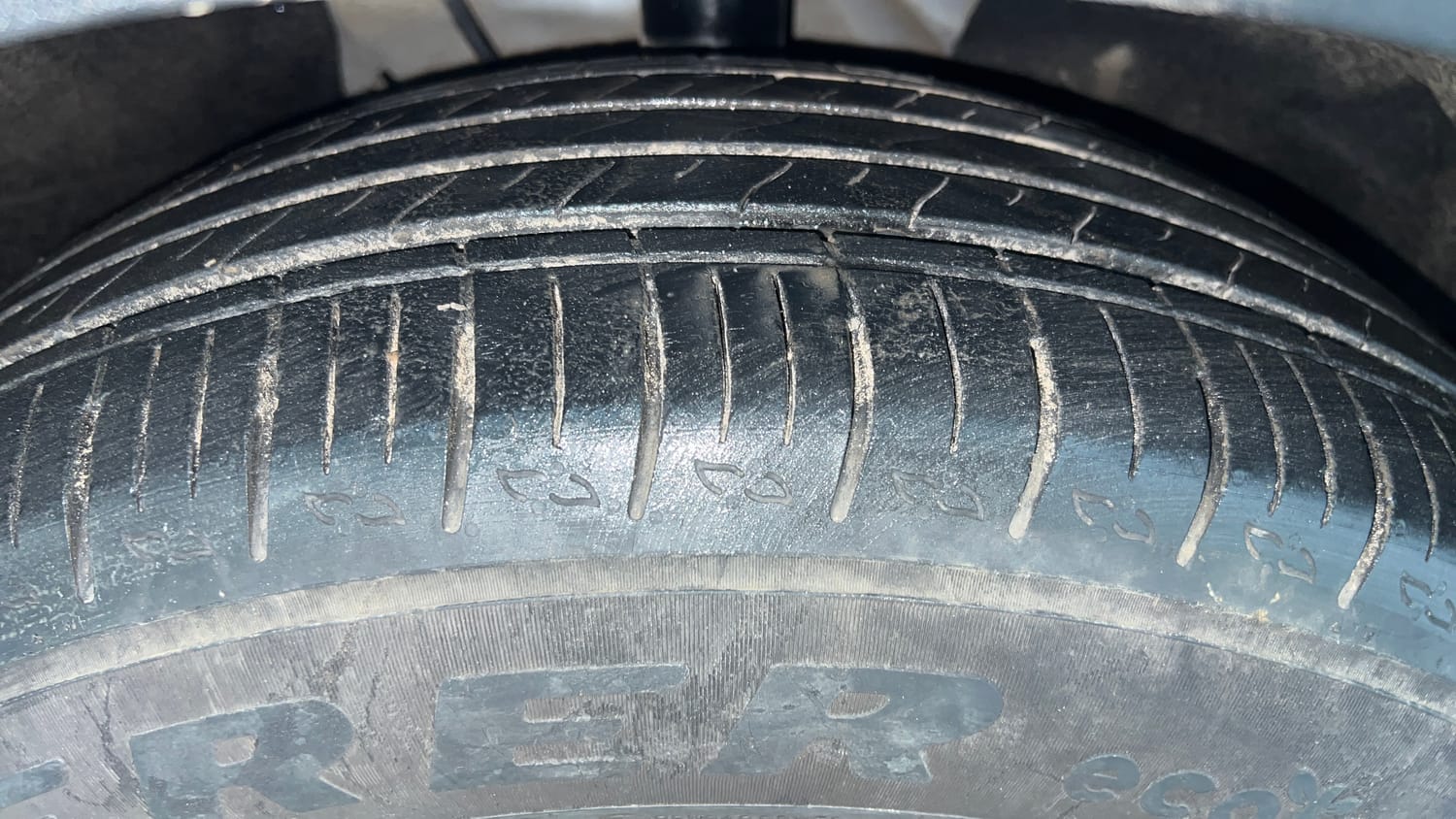 Used 2022 Mahindra XUV700 AX 5 Petrol AT 5 STR Petrol Automatic tyres RIGHT FRONT TYRE TREAD VIEW