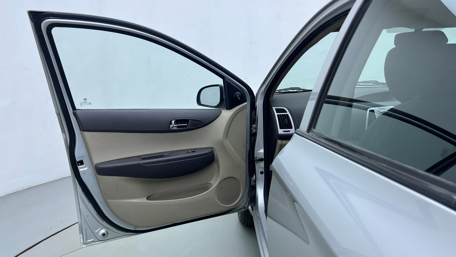 Used 2012 Hyundai i20 Magna 1.2 Petrol Manual interior LEFT FRONT DOOR OPEN VIEW