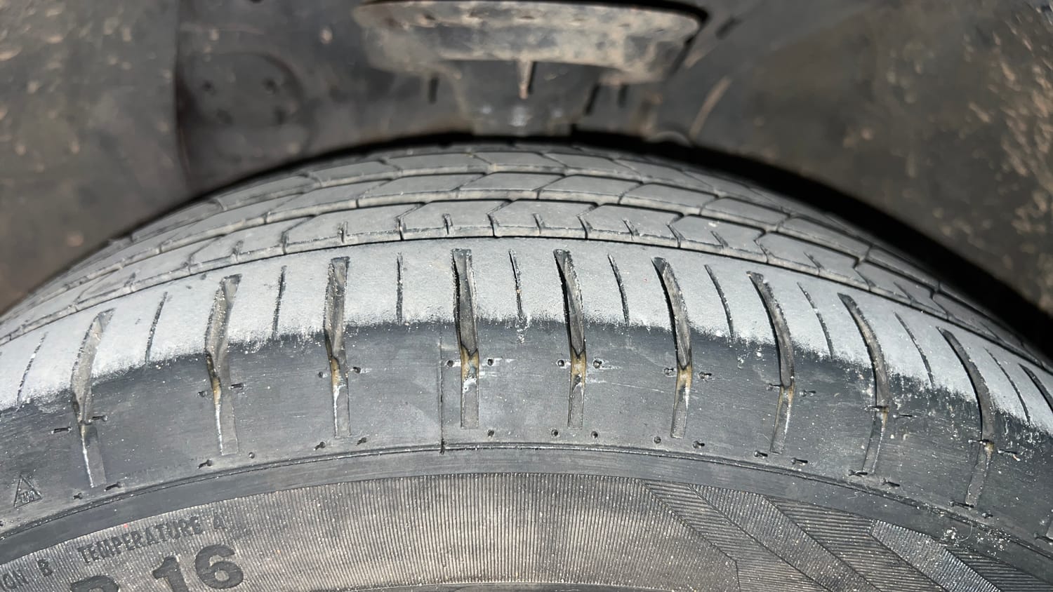 Used 2017 Hyundai Elite i20 Asta 1.2 Dual Tone Petrol Manual tyres LEFT FRONT TYRE TREAD VIEW