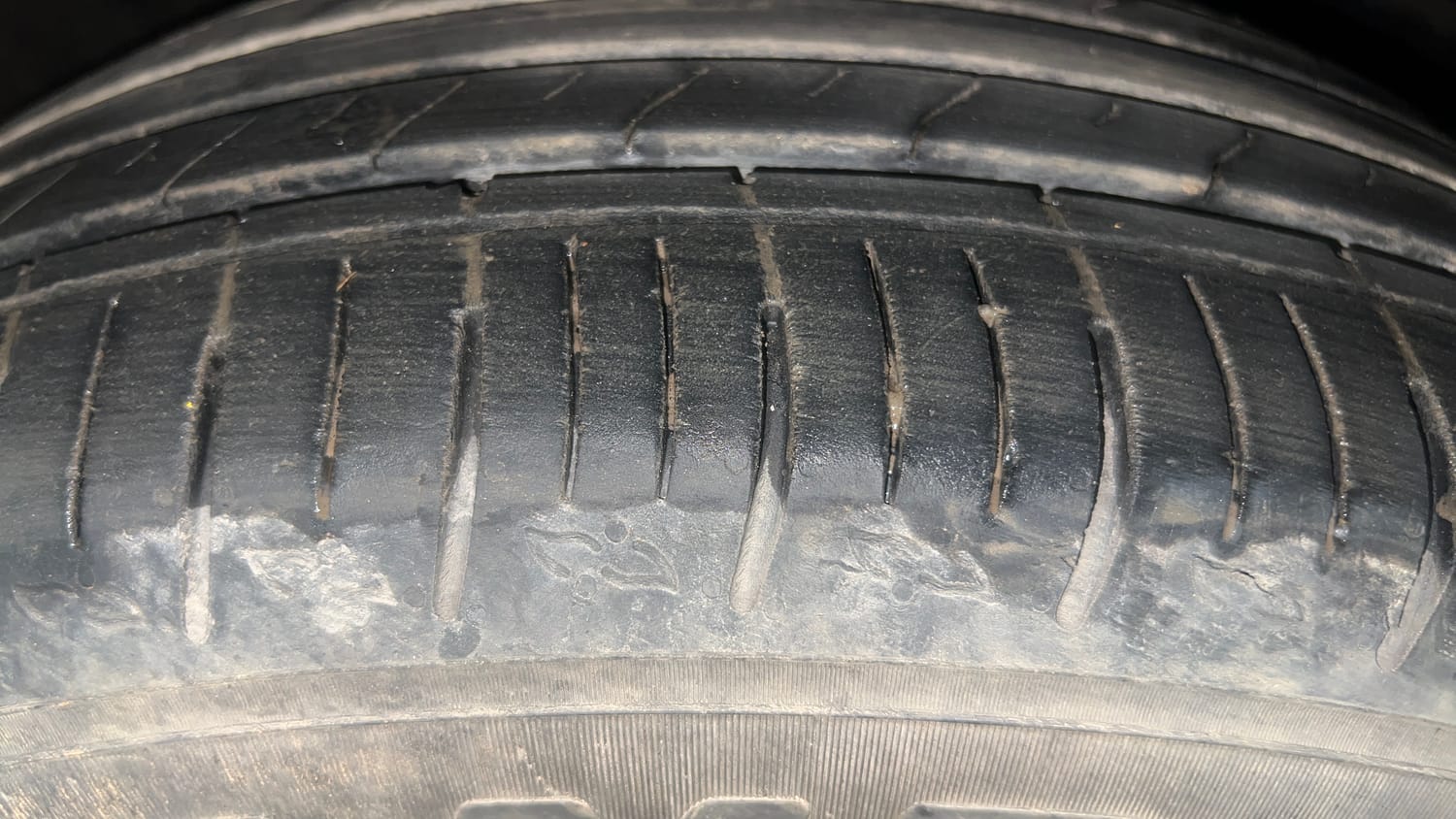 Used 2023 Mahindra XUV700 AX 5 Diesel AT 7 STR Diesel Automatic tyres LEFT FRONT TYRE TREAD VIEW
