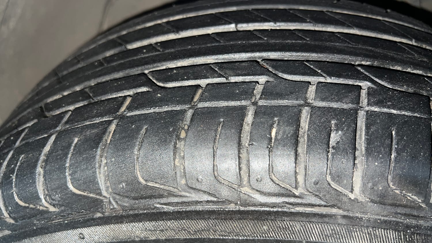Used 2024 tata Nexon Fearless S 1.2 Revotron Petrol 7DCA Dual Tone Petrol Automatic tyres LEFT FRONT TYRE TREAD VIEW