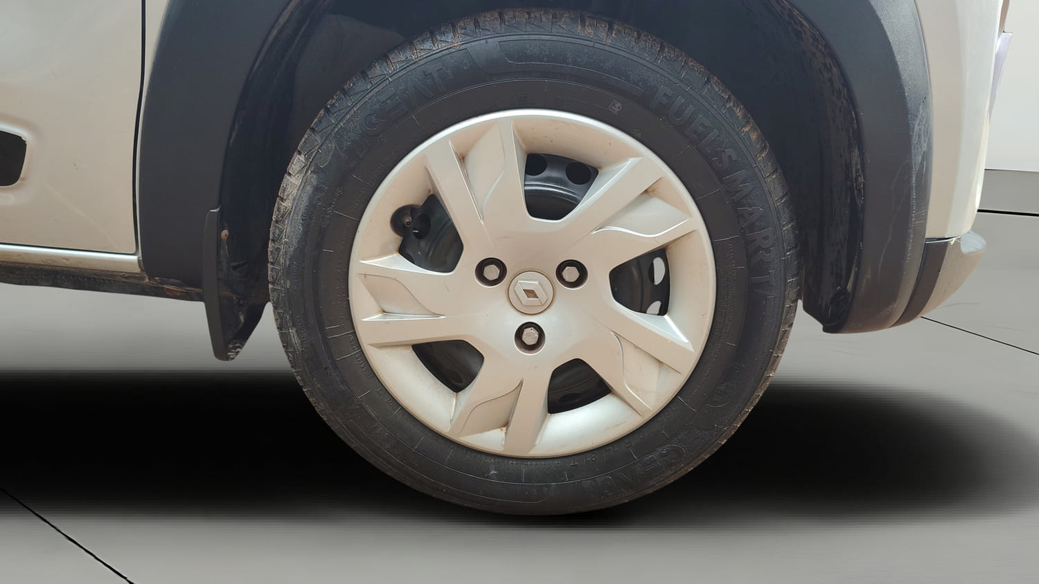 Used 2020 Renault Kwid RXT Petrol Manual tyres RIGHT FRONT TYRE RIM VIEW