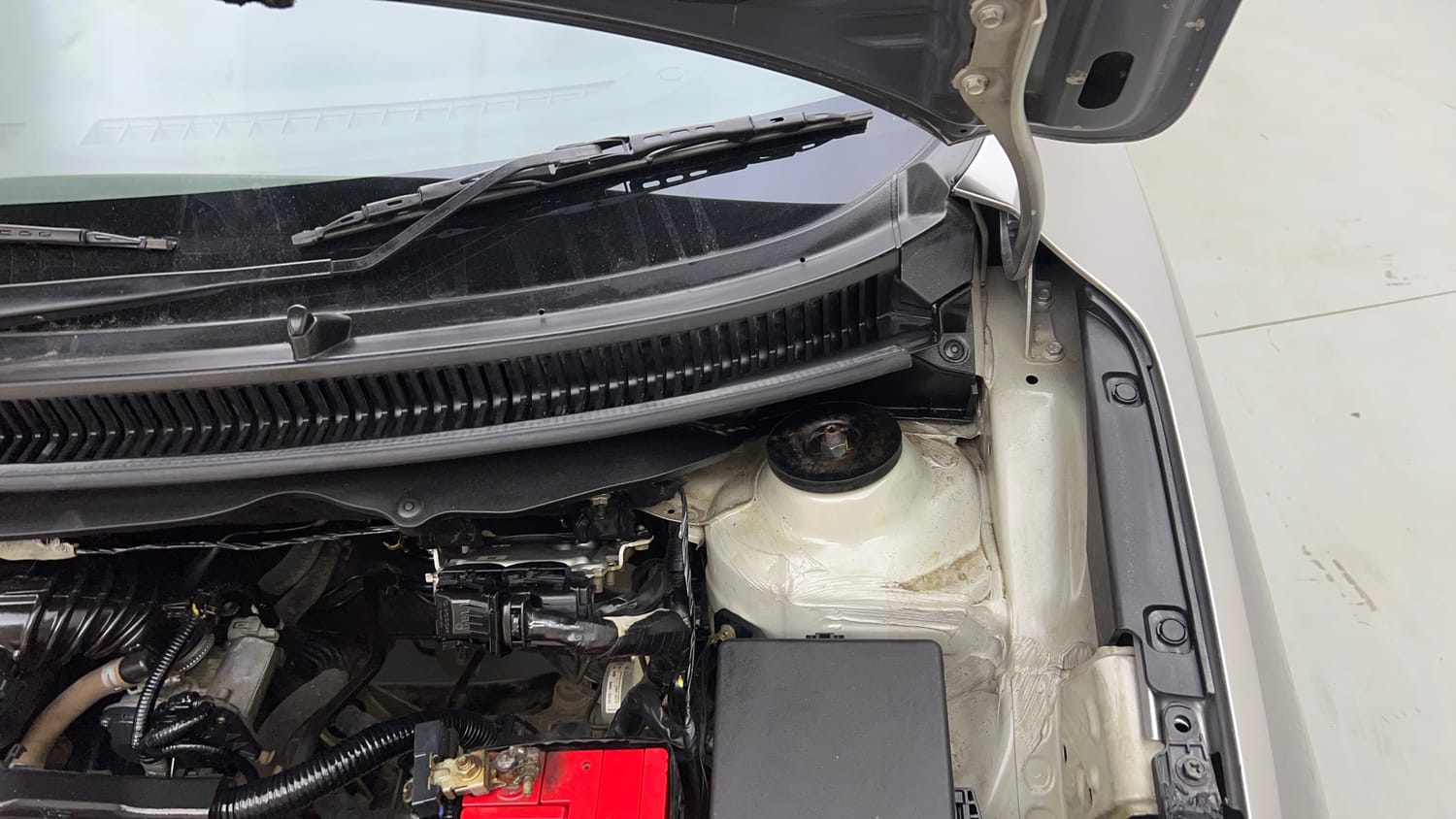 Used 2018 Maruti Suzuki Baleno Delta 1.2 Petrol Manual engine ENGINE LEFT SIDE HINGE & APRON VIEW