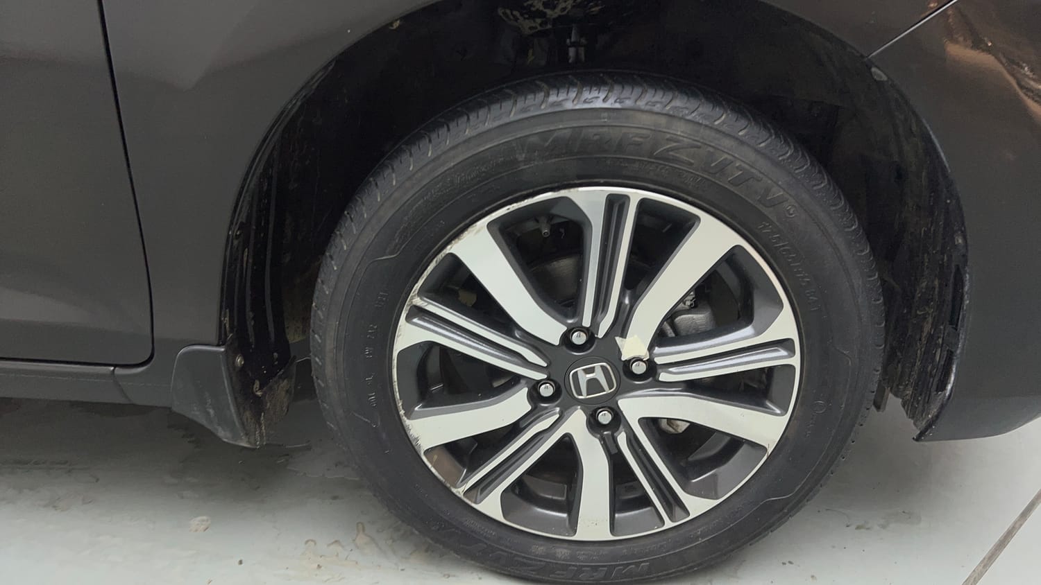 Used 2025 honda Amaze 2nd Generation VX 1.2 Petrol MT Petrol Manual tyres RIGHT FRONT TYRE RIM VIEW