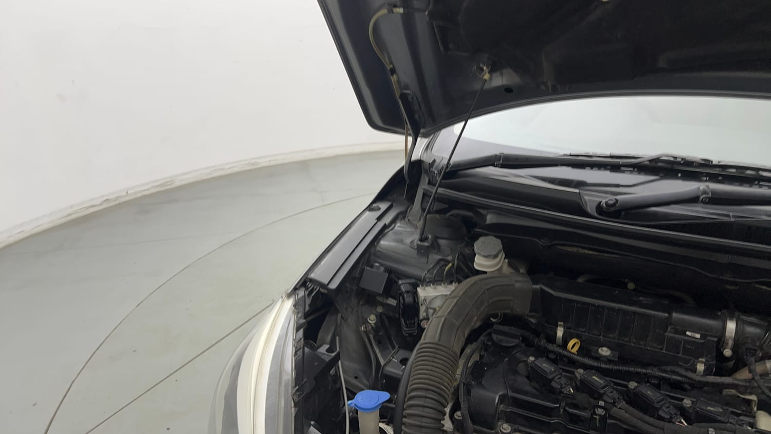 Used 2020 Maruti Suzuki Ciaz Alpha Hybrid 1.5 Petrol Manual engine ENGINE RIGHT SIDE HINGE & APRON VIEW