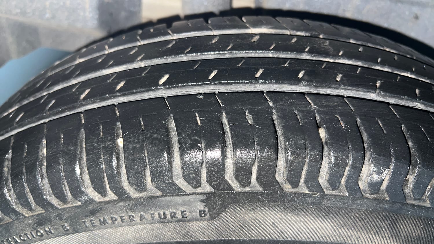 Used 2017 Maruti Suzuki Dzire VXi AMT Petrol Automatic tyres RIGHT REAR TYRE TREAD VIEW