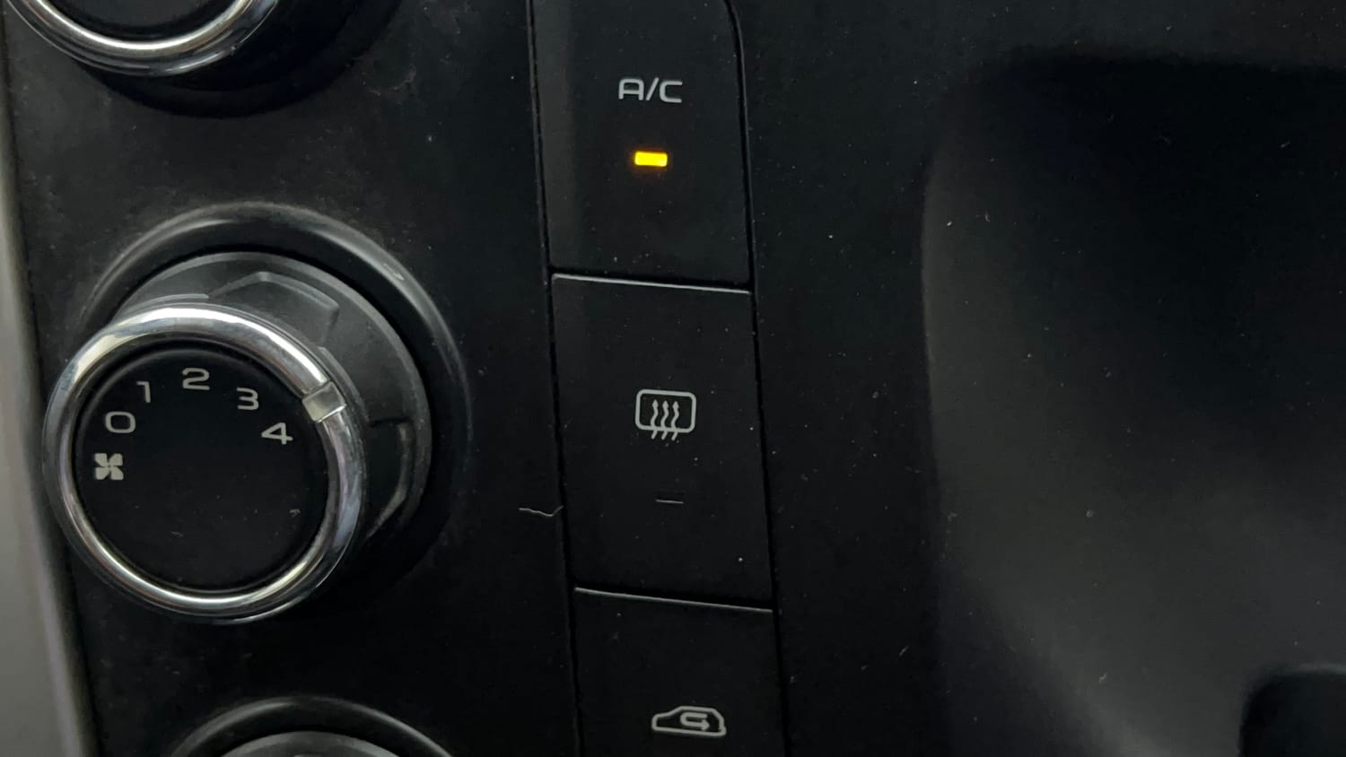 Used 2016 Mahindra KUV100 K6+ 6 STR Petrol Manual top_features Rear defogger