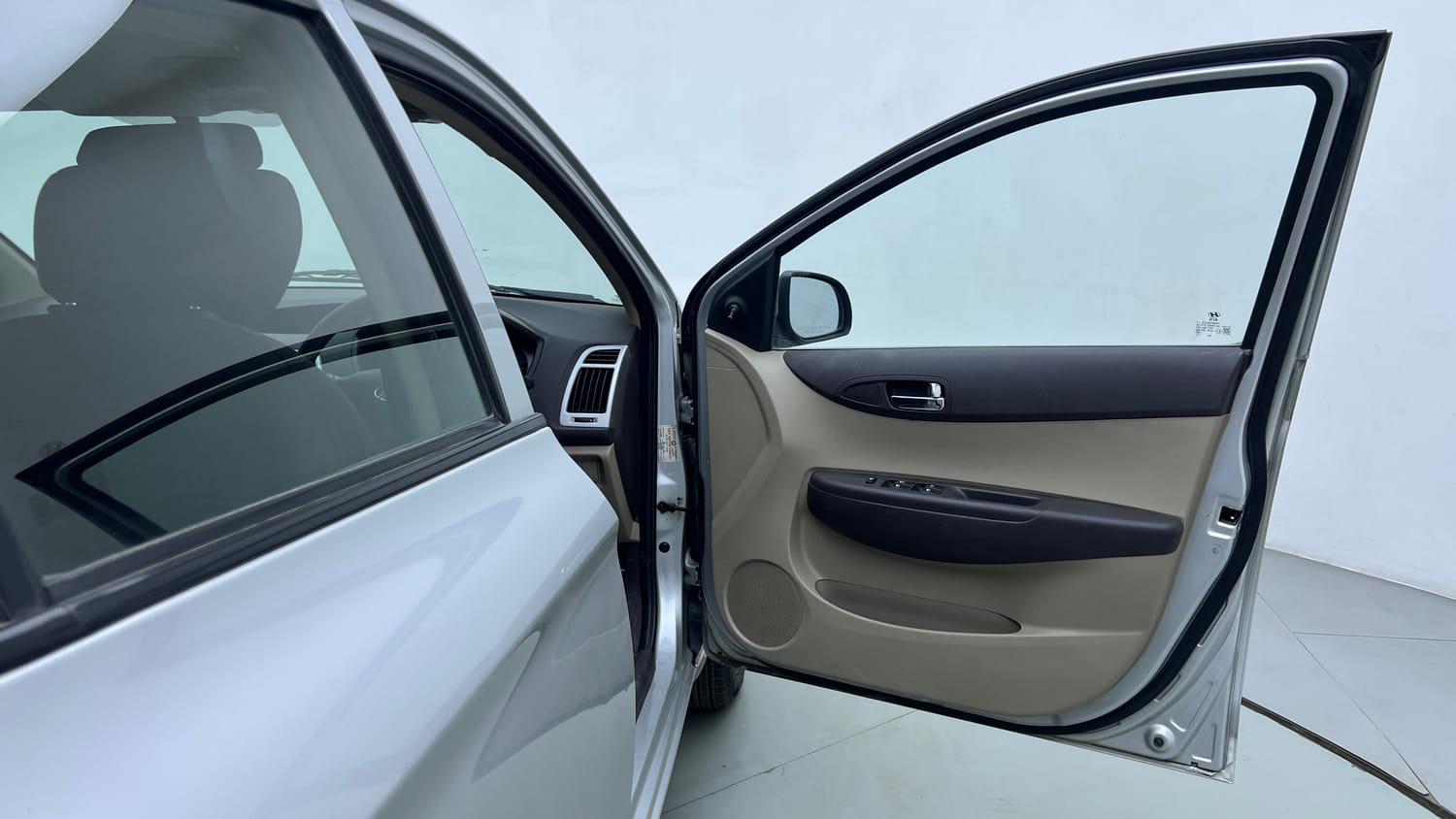 Used 2012 Hyundai i20 Magna 1.2 Petrol Manual interior RIGHT FRONT DOOR OPEN VIEW