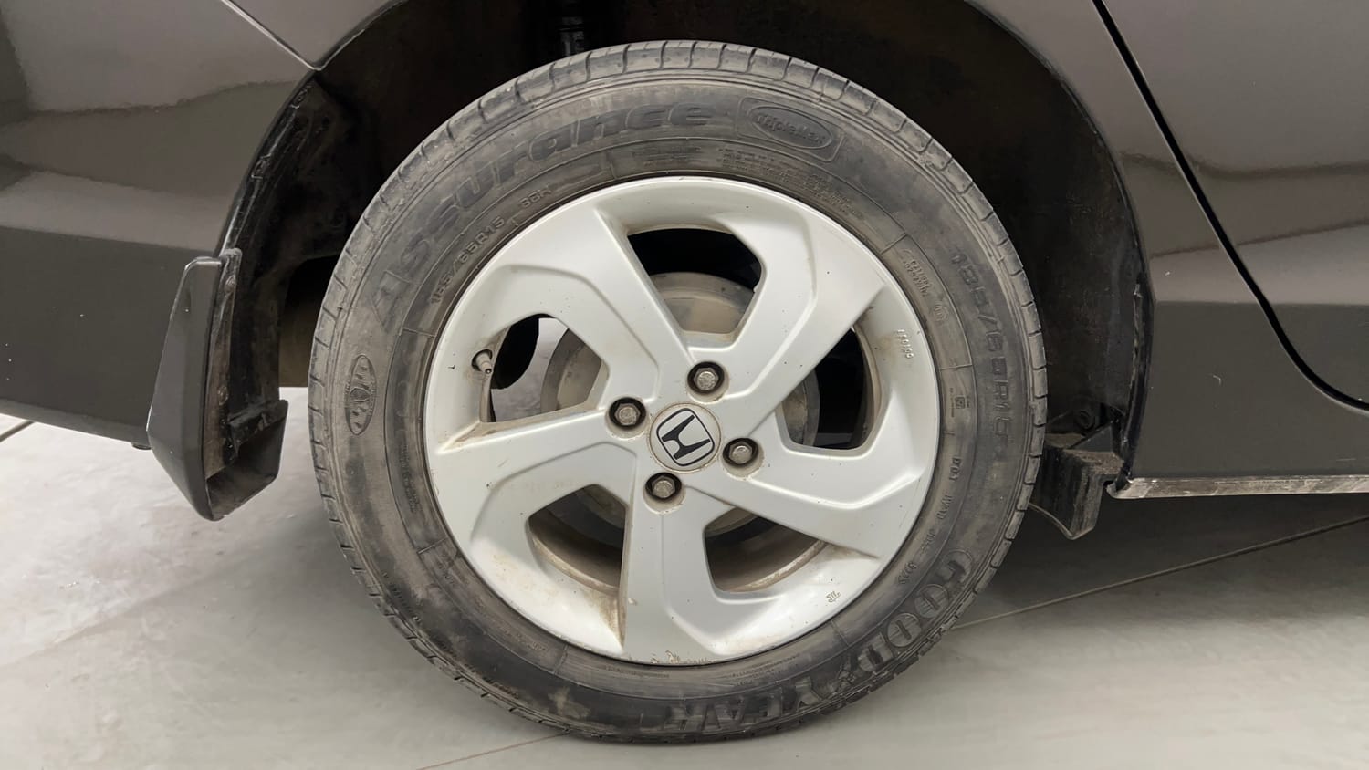 Used 2016 Honda City VX CVT Petrol Automatic tyres RIGHT REAR TYRE RIM VIEW