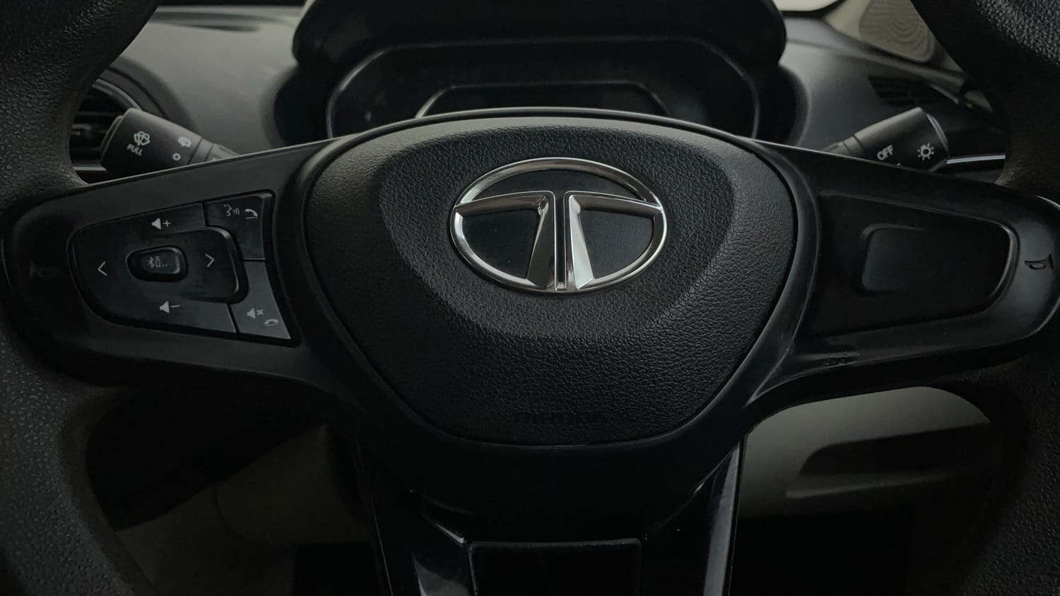Used 2023 Tata Tiago XZ Plus Petrol Manual top_features Airbags