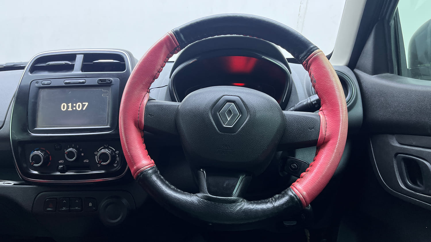 Used 2018 Renault Kwid RXT Opt Petrol Manual interior STEERING VIEW