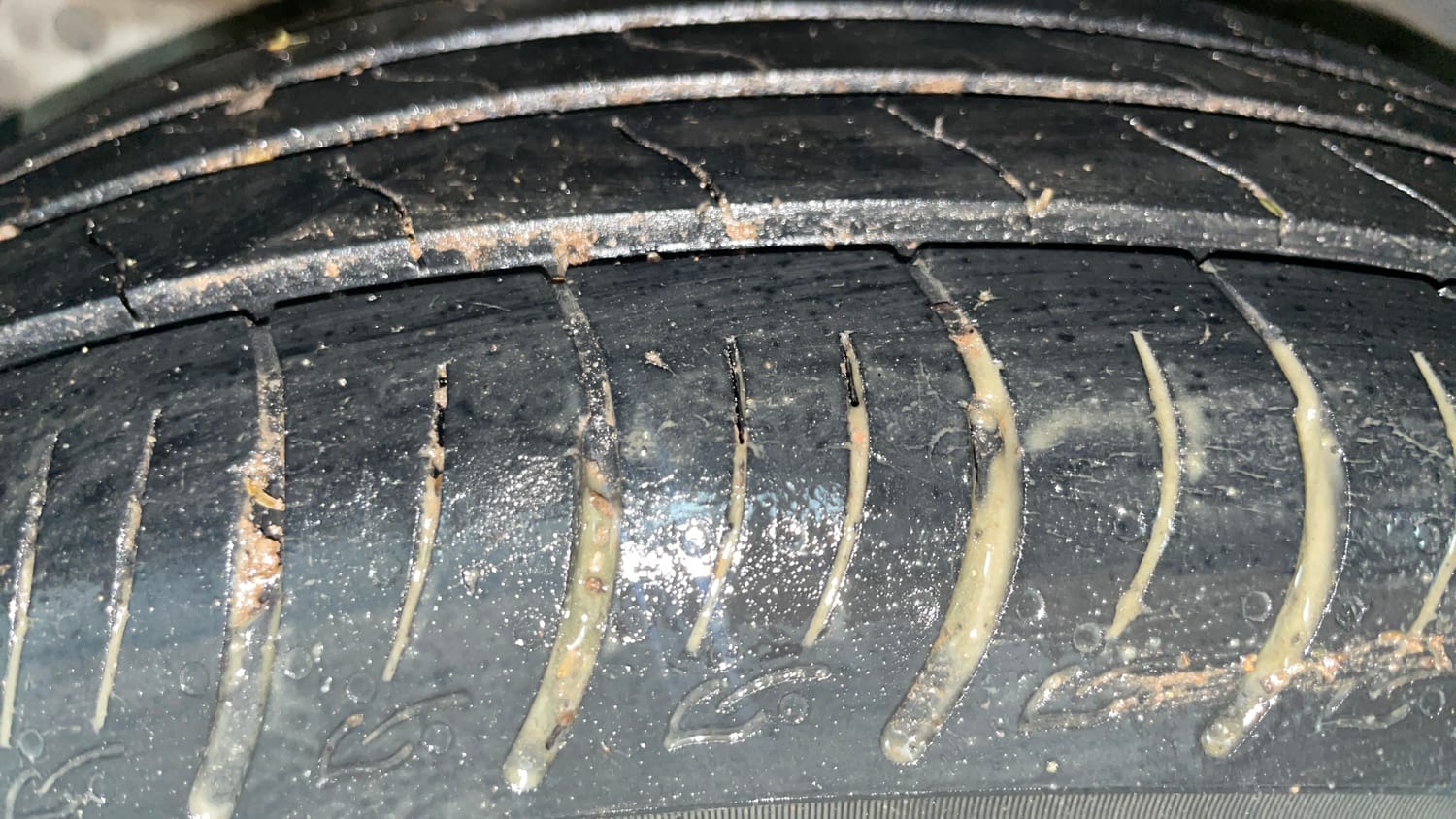Used 2022 Mahindra XUV 300 W8 (O) 1.2 Petrol Petrol Manual tyres LEFT FRONT TYRE TREAD VIEW