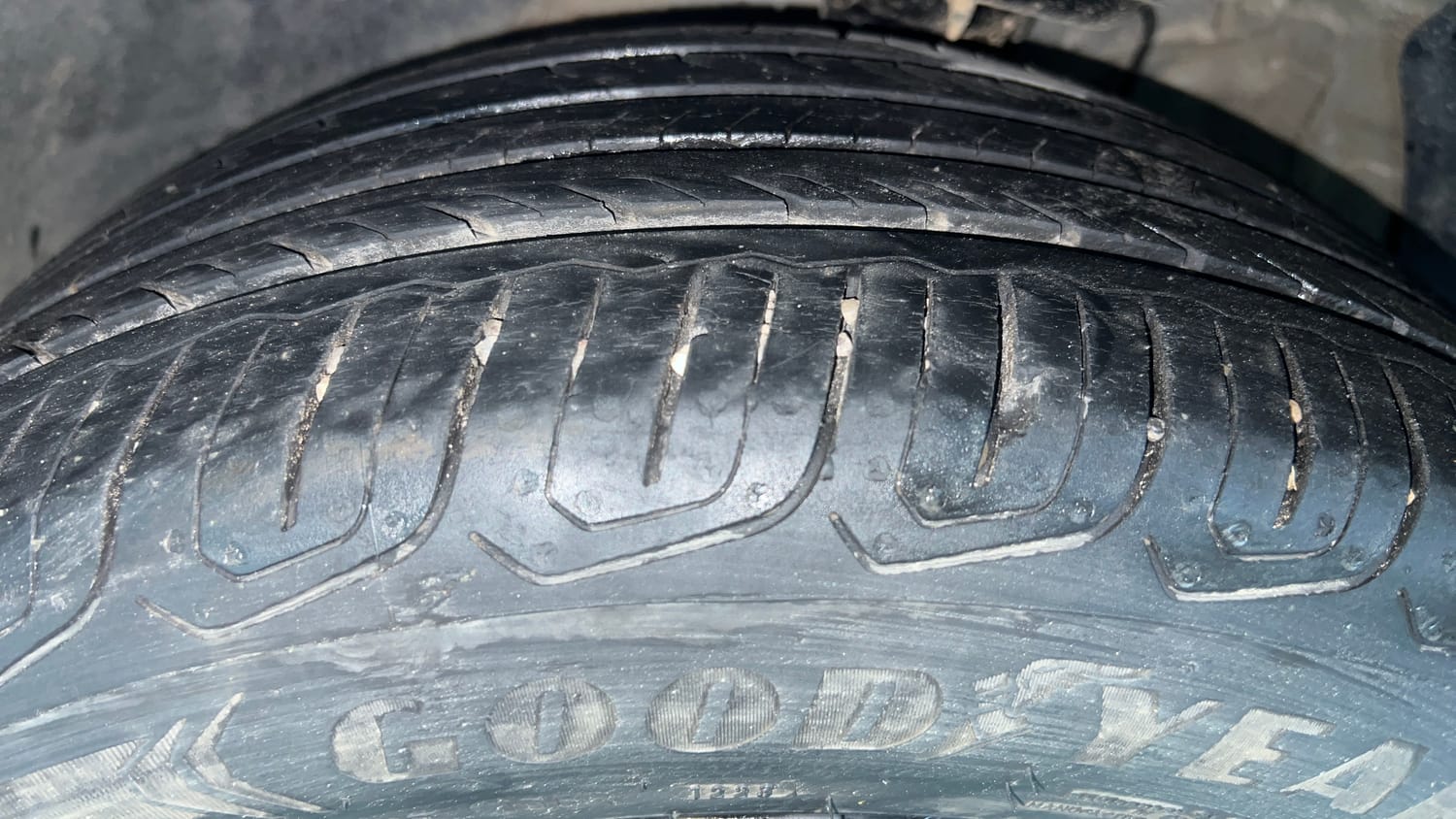 Used 2023 MG Motors Astor Savvy 1.3 Turbo AT S Red Petrol Automatic tyres LEFT FRONT TYRE TREAD VIEW