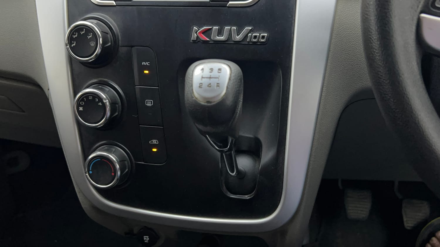 Used 2016 Mahindra KUV100 K6+ 6 STR Petrol Manual interior GEAR  KNOB VIEW