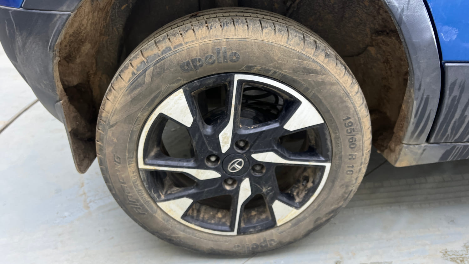 Used 2022 Tata Punch Creative Dual Tone AMT Petrol Automatic tyres RIGHT REAR TYRE RIM VIEW