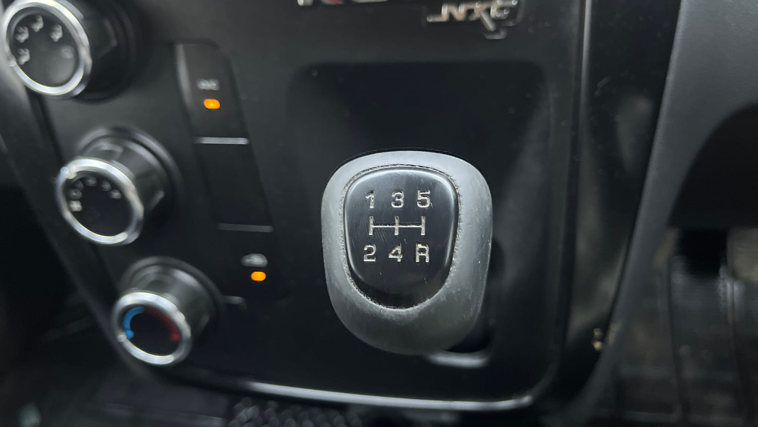 Used 2018 Mahindra KUV100 NXT K2 6 STR Petrol Manual interior GEAR  KNOB VIEW