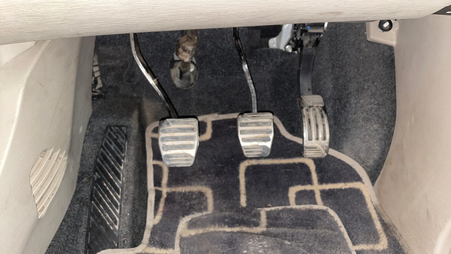 Used 2018 Mahindra XUV500 W10 Diesel Manual interior PEDALS VIEW