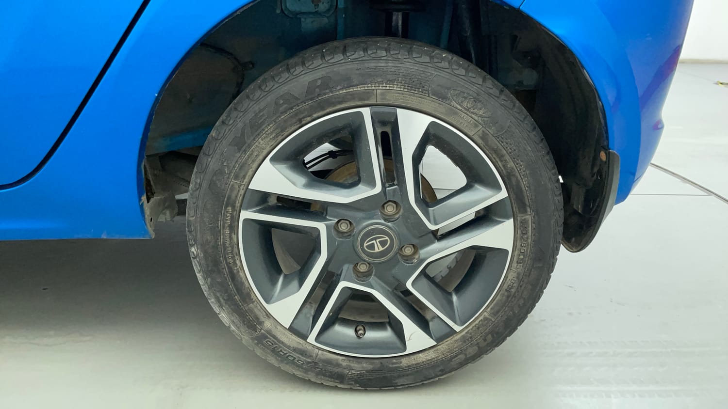 Used 2019 Tata Tiago Revotron XZA Plus Petrol Automatic tyres LEFT REAR TYRE RIM VIEW